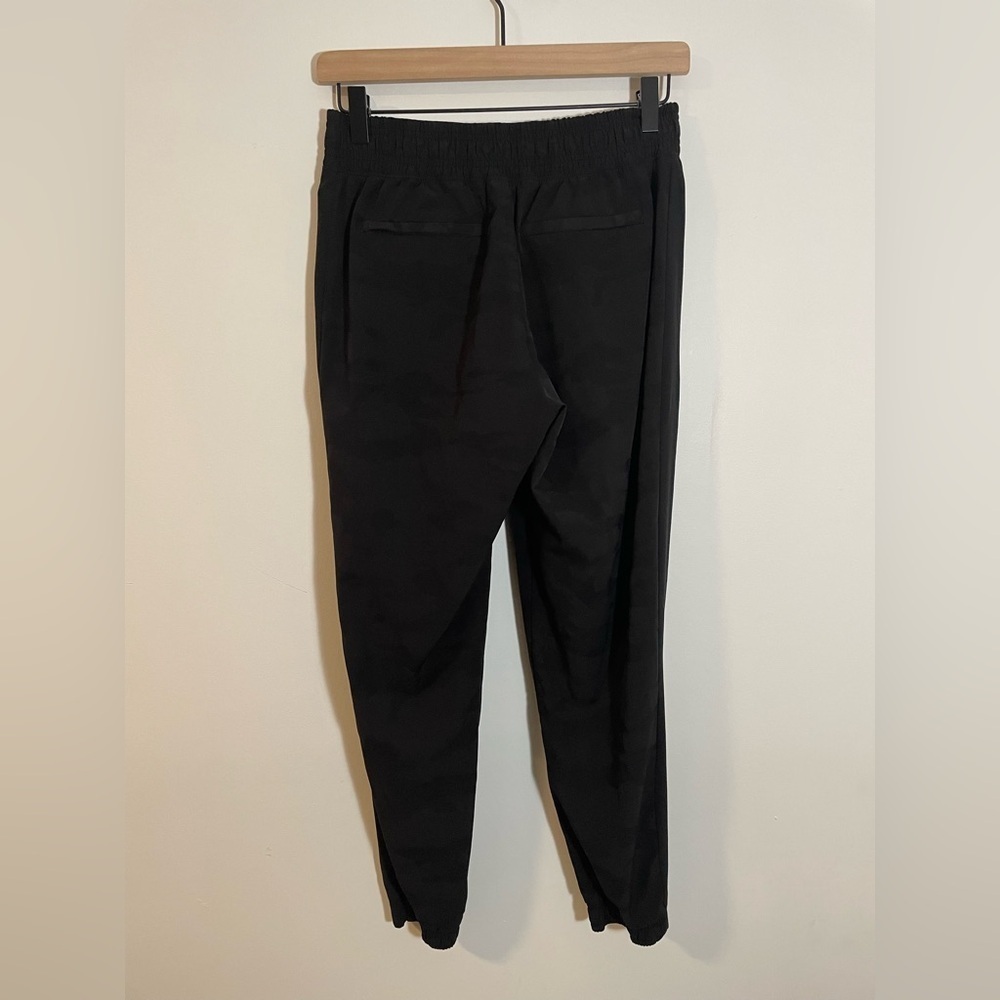 Athleta Brooklyn Textured Black Camo Jogger Size 2 Petite Lightweight Travel - Picture 5 of 11